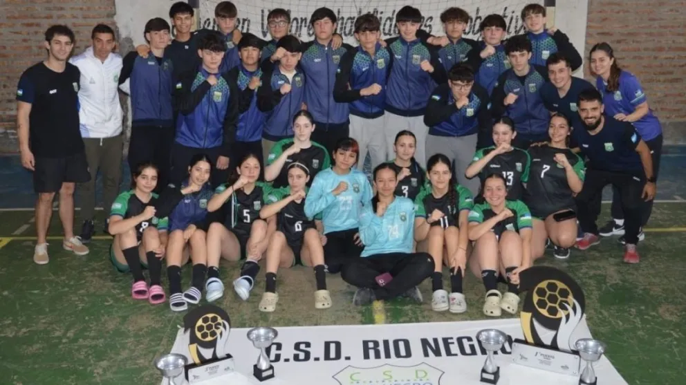 Las Cadetas del Club Río Negro celebraron el campeonato provincial conseguido en Viedma y Patagones. Los Cadetes también subieron al podio con un tercer puesto. Fotos: Facundo Cornejo.