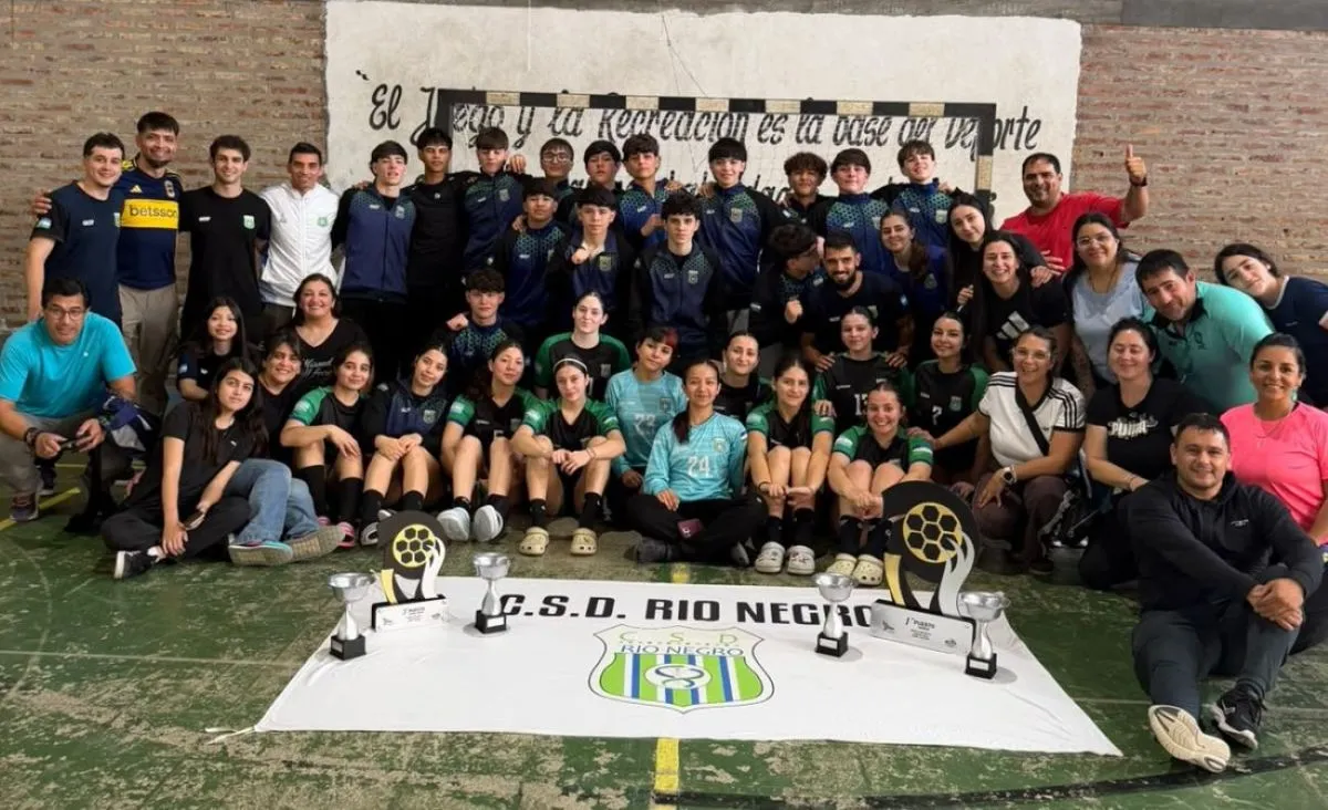 Las Cadetas campeonas y los Cadetes que lograron el tercer puesto provincial, junto a profesores y familias del Club R&iacute;o Negro. Foto: Facundo Cornejo.