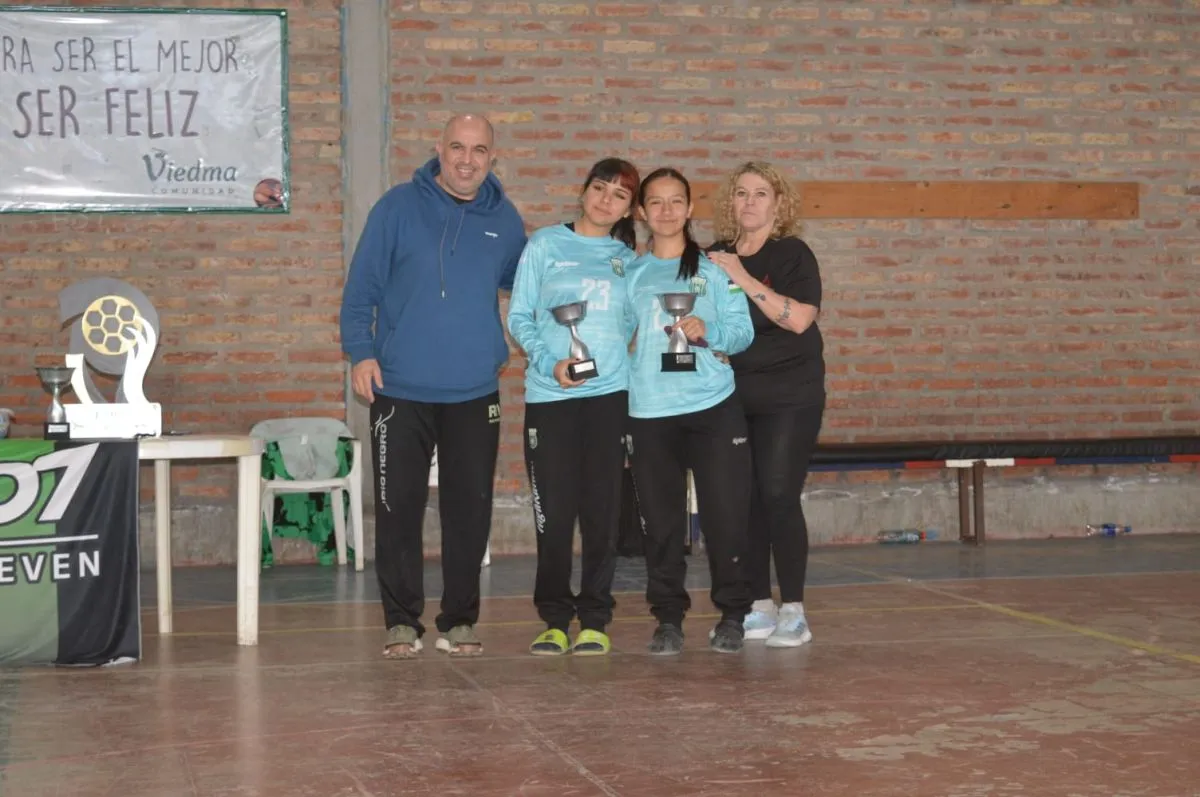 Aldana y Juanita, arqueras del Club R&iacute;o Negro, recibieron el premio al arco menos vencido del Provincial de Cadetas. Foto: Facundo Cornejo.