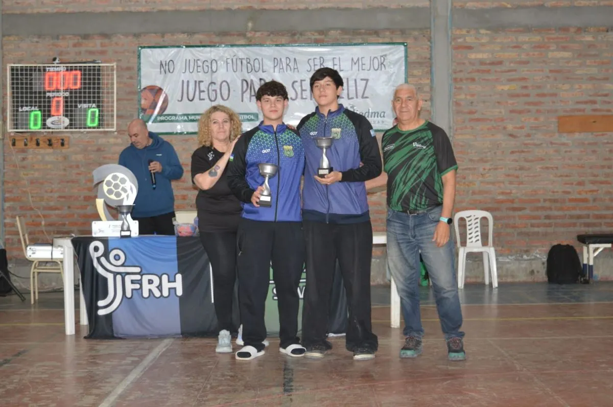 Maxi y Agust&iacute;n, arqueros del Club R&iacute;o Negro, recibieron el premio al arco menos vencido del Provincial de Cadetes. Foto: Facundo Cornejo.