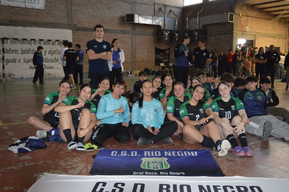 Las Cadetas del Club R&iacute;o Negro celebraron el t&iacute;tulo provincial conseguido en Viedma y Patagones. Foto: Facundo Cornejo.
