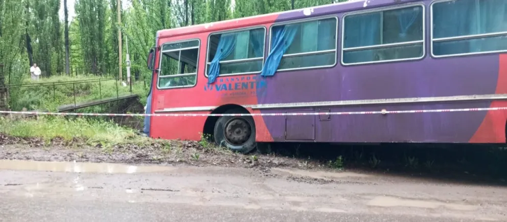 El hecho ocurrió durante la tarde de hoy con un colectivo que trasladaba estudiantes. Foto cortesía