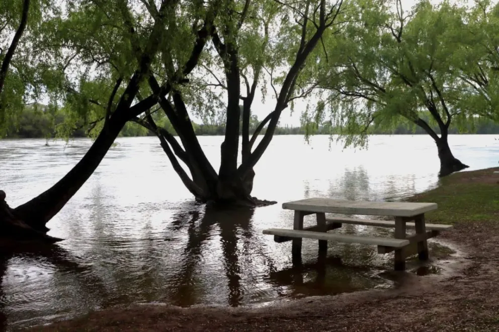 En la zona del Naútico, en Paso Córdoba, el agua bordea los bancos y parrillas. Foto: Tania Domenicucci