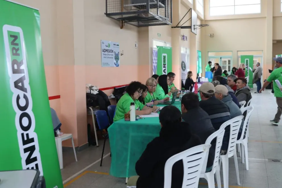 La primera jornada de EnfoCar en Roca comenzó con una importante convocatoria y filas que rodearon la cuadra de la ESRN N.º 9. Foto Tania Domenicucci-ANR