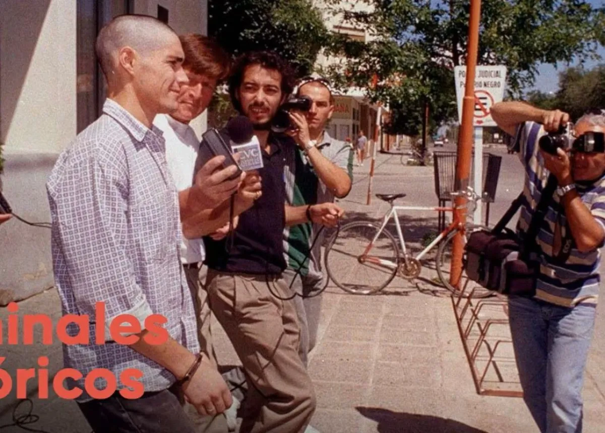 Claudio Kielmasz, &uacute;nico condenado por el Triple Crimen de Cipolletti, durante un traslado rodeado de periodistas. Foto: Agencia DyN.