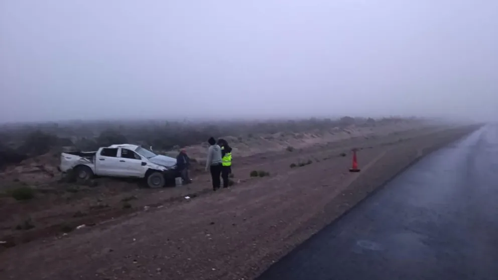 El conductor se dirigía a trabajar cuando volcó cerca de Paso Córdoba. Sufrió lesiones leves y no necesitó ser hospitalizado. Foto: Policía de Río Negro.