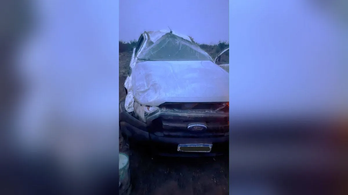 La Ford Ranger sufri&oacute; importantes da&ntilde;os durante el vuelco ocurrido en la Bajada de Zinelli, sobre la Ruta 6. Foto: Polic&iacute;a de R&iacute;o Negro.