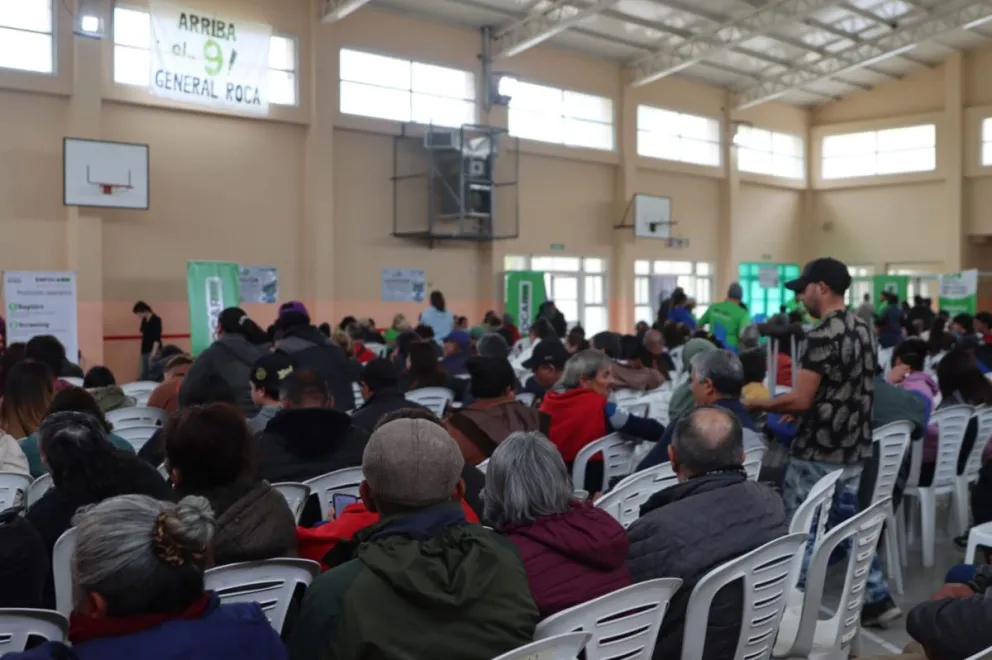El SUM de la ESRN 9 repleto de vecinos que esperan acceder a la atención oftalmológica. Foto: Tania Domenicucci