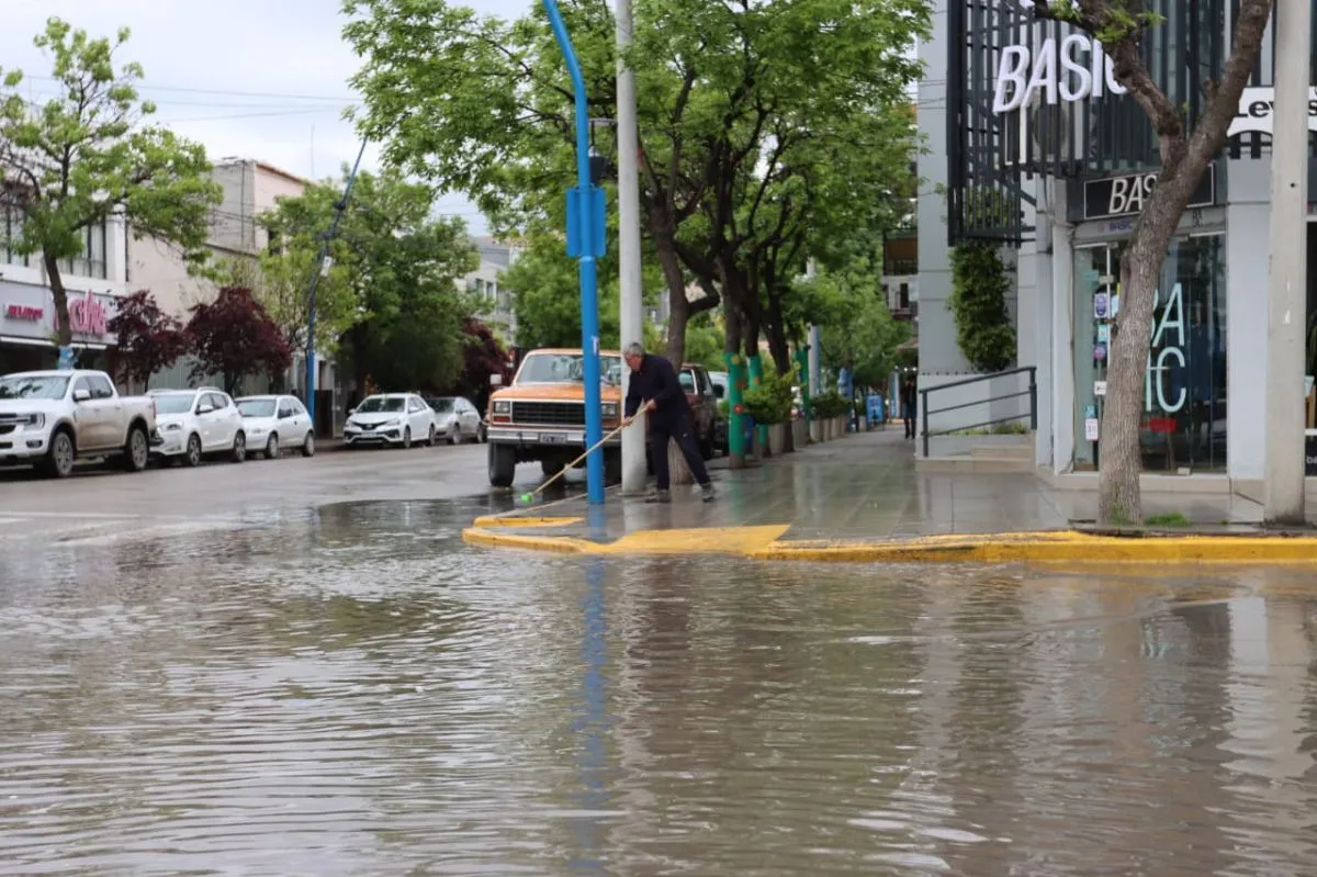 La cantidad de agua ca&iacute;da en octubre desaf&iacute;o la infraestructura de la ciudad. Foto: Tania Domenicucci