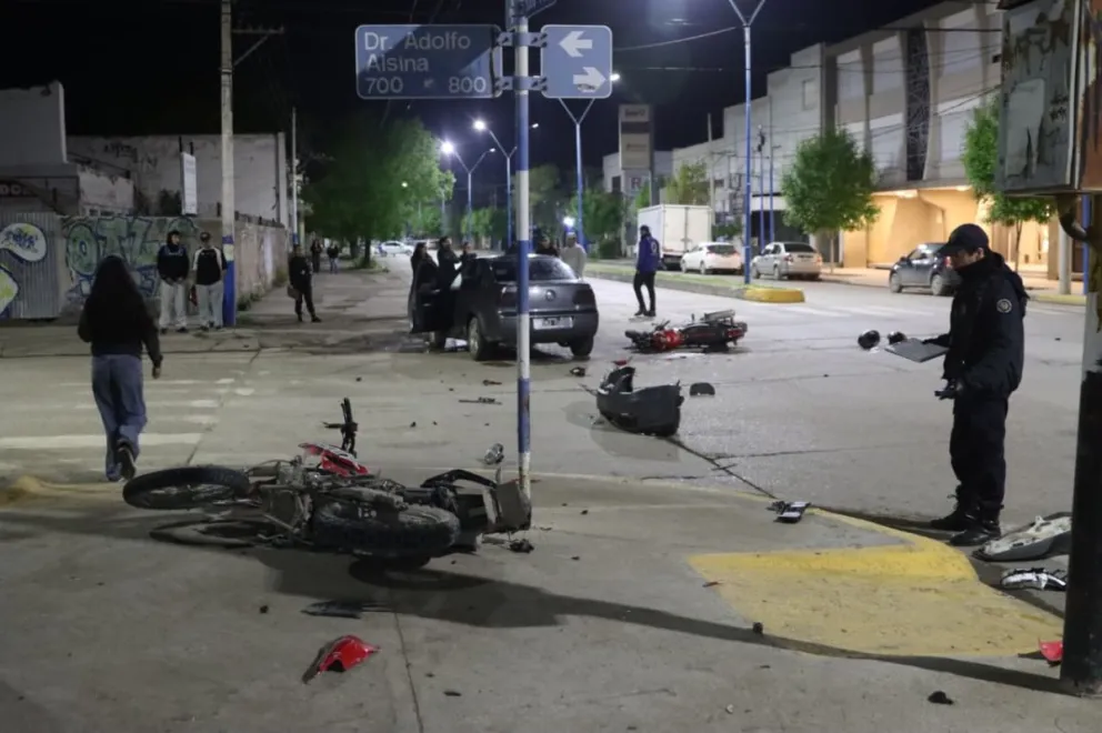 El choque entre dos motos y un auto en avenida Roca y Alsina dejó una joven fallecida y otro herido en estado muy grave. Foto: Tania Domenicucci-ANR.