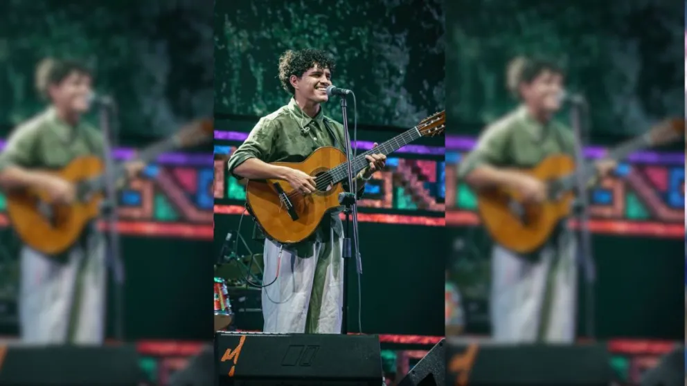 Emanuel Ayala, cantautor roquense de folklore de autor, fue reconocido como Artista Revelación en Cosquín y compartió escenario con La Delio Valdez en el Teatro Gran Rex. Foto cortesía