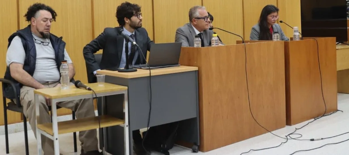 David Ruiz (izquierda), v&iacute;ctima de la agresi&oacute;n, durante la audiencia de formulaci&oacute;n de cargos contra el psiquiatra Juan Pablo Kotlar. Foto: Tania Domenicucci-ANR.