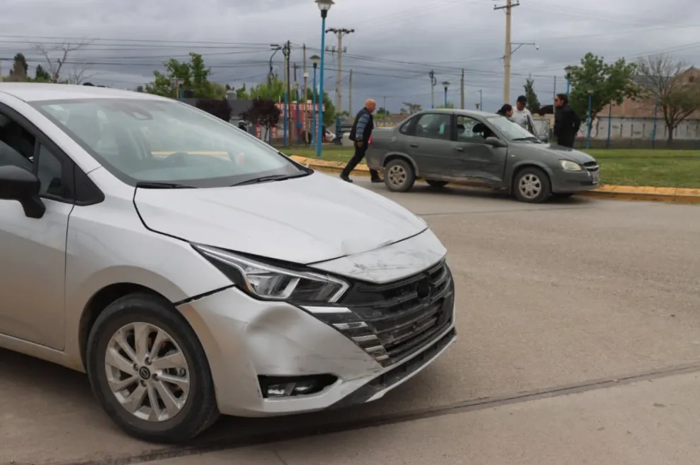 El Corsa fue impactado por el Nissan Versa. Foto Tania Domenicucci