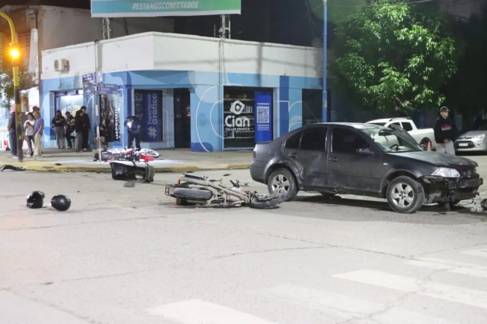 Las motos impactaron contra el Volkswagen Bora en el cruce de Av. Roca y Alsina. Foto: Tania Domenicucci