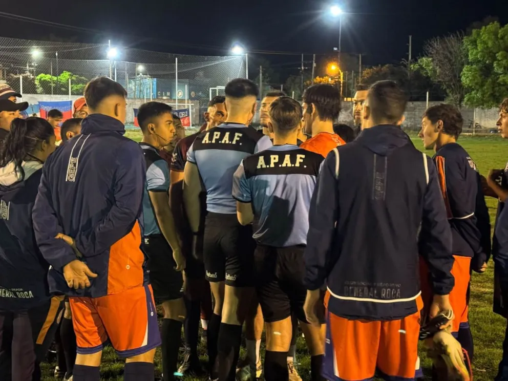La terna arbitral con los jugadores comunicando la decisión. Foto: Manantial Deportivo