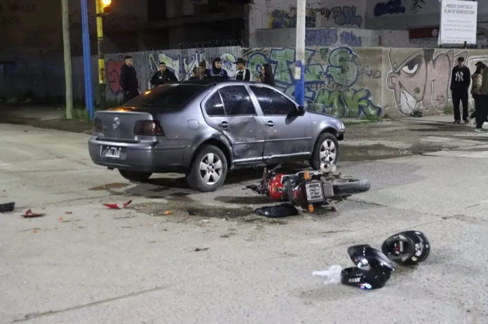 Las dos motos impactaron de lleno contra el lateral de un Volkswagen Bora, Foto Tania Domenicucci