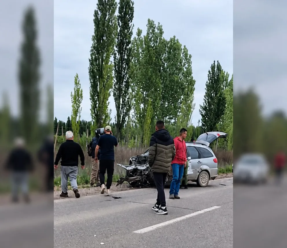 Uno de los vehículos involucrados en el choque múltiple sobre la Ruta 22, a la altura de Guerrico, sufrió importantes daños en la parte delantera.
