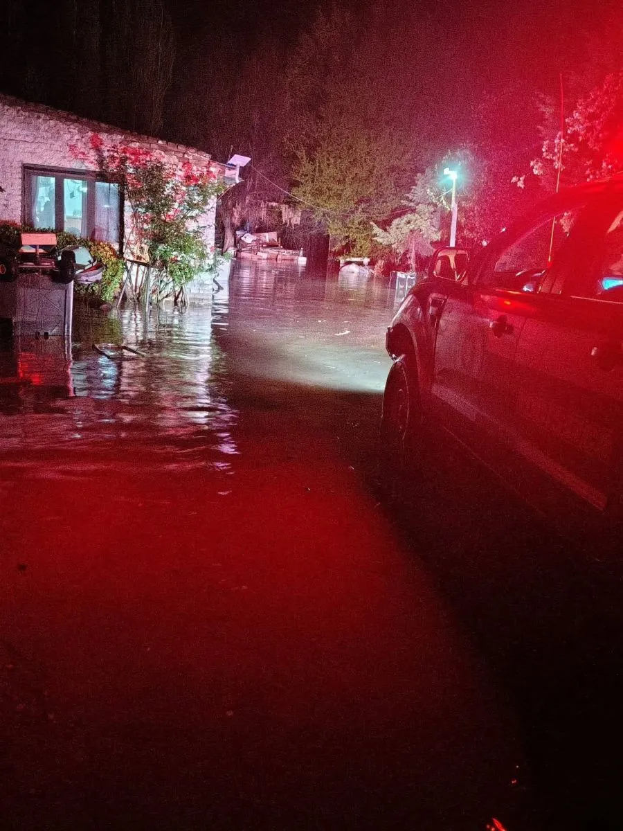 Una de las viviendas afectadas por el desborde del arroyo. Foto: Bomberos de Comallo