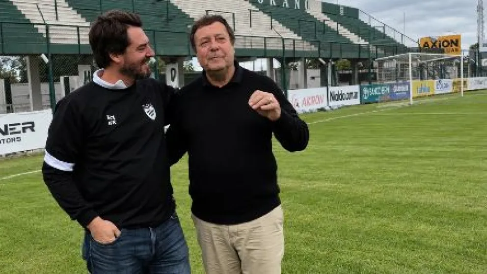 Weretilneck y Buteler, en la cancha con los hinchas.Crédito: Gobierno de Río Negro
