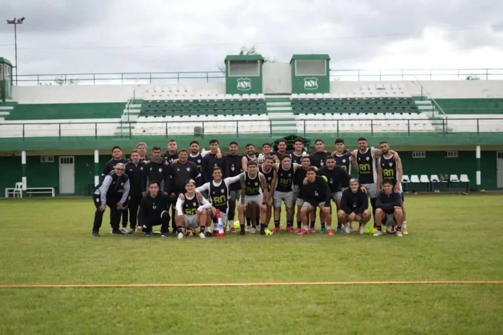 El albinegro ya se enceuntra en territorio cordobés, para disputar hoy el partido que podría significar el ascenso. (Foto Club Cipolletti)