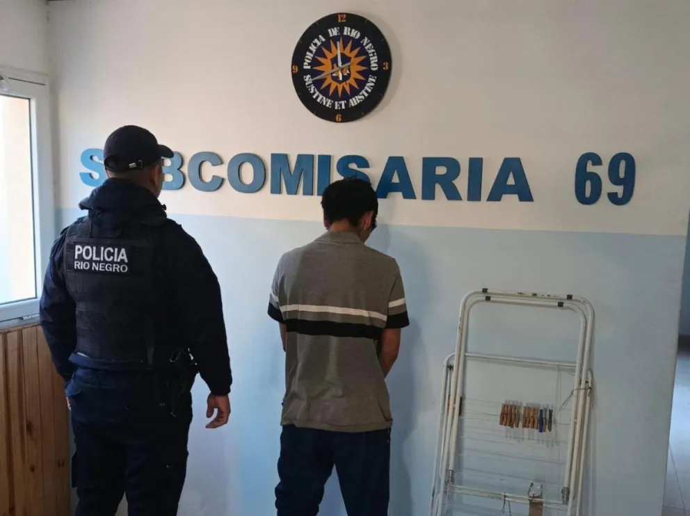 El hombre de 30 años fue detenido a pocas cuadras de la casa donde se había denunciado el robo. Foto: Policía de Río Negro.