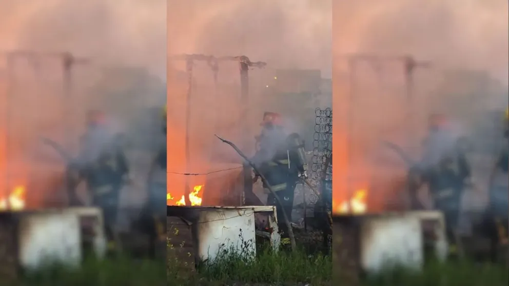 El incendio debió ser asistido por dos dotaciones de bomberos voluntarios de la ciudad. Foto cortesía Bomberos Voluntarios de General Roca.