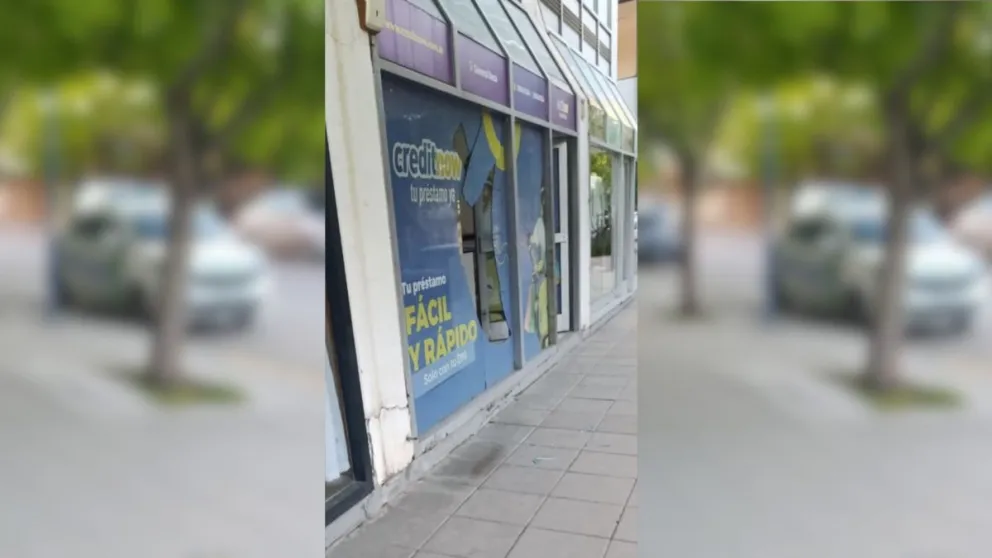 Los delincuentes rompieron el vidrio del frente y sustrajeron dinero en efectivo y dos celulares de un local de créditos personales. Foto cortesía