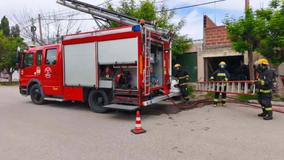 Bomberos Voluntarios trabajaron en un incendio que afectó una habitación utilizada como depósito en una vivienda de Roca. Foto cortesía