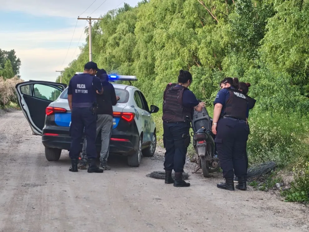 La Policía interceptó a los sospechosos en la zona rural de Mosconi, cuando circulaban en moto con un rollo de alambre de púas. Foto: Gentileza.