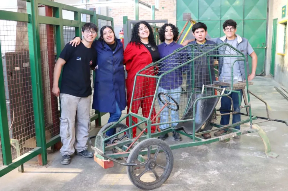 Seis estudiantes del CET 1 trabajan en un proyecto que busca hacer andar un arenero con un motor  adaptado para utilizar un gas generado por residuos. En la etapa final, necesitan donaciones de materiales para terminarlo. Foto Tania Domenicucci-ANR