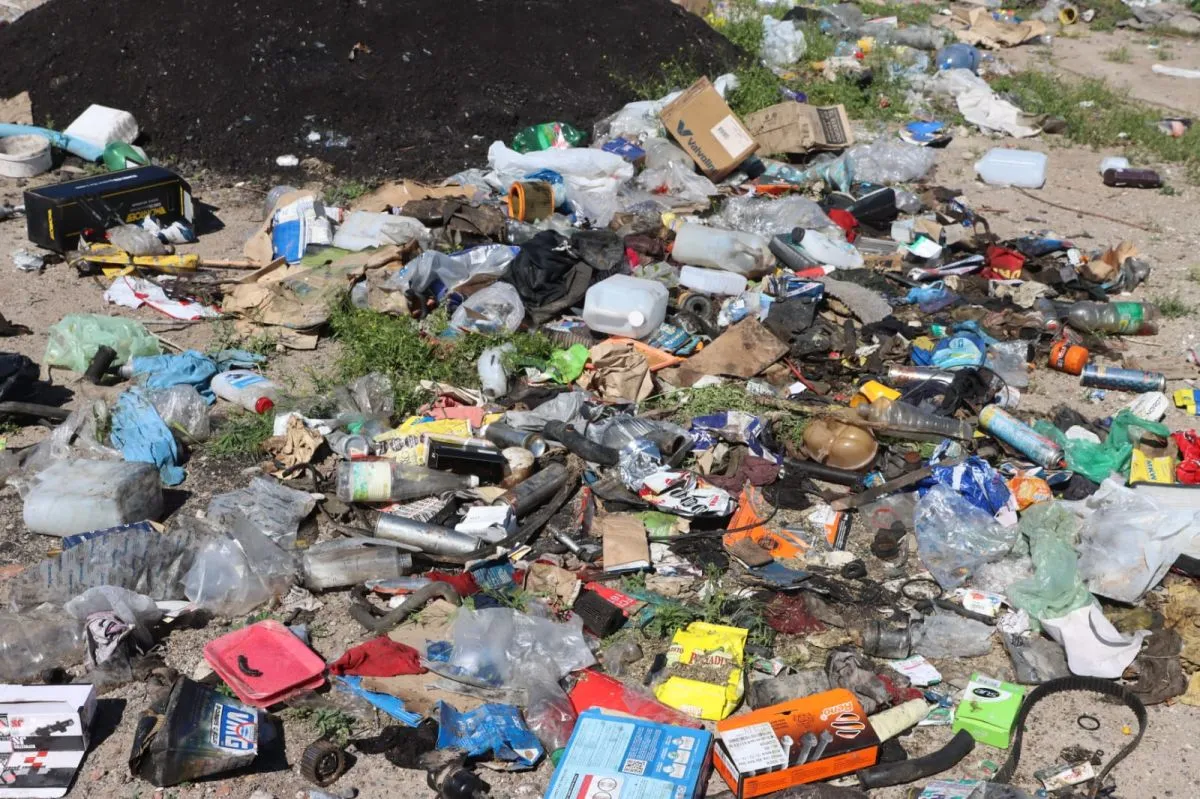 La basura que se encuentra arrojada en el descampado que rodea al aeropuerto. Foto: Tania Domenicucci