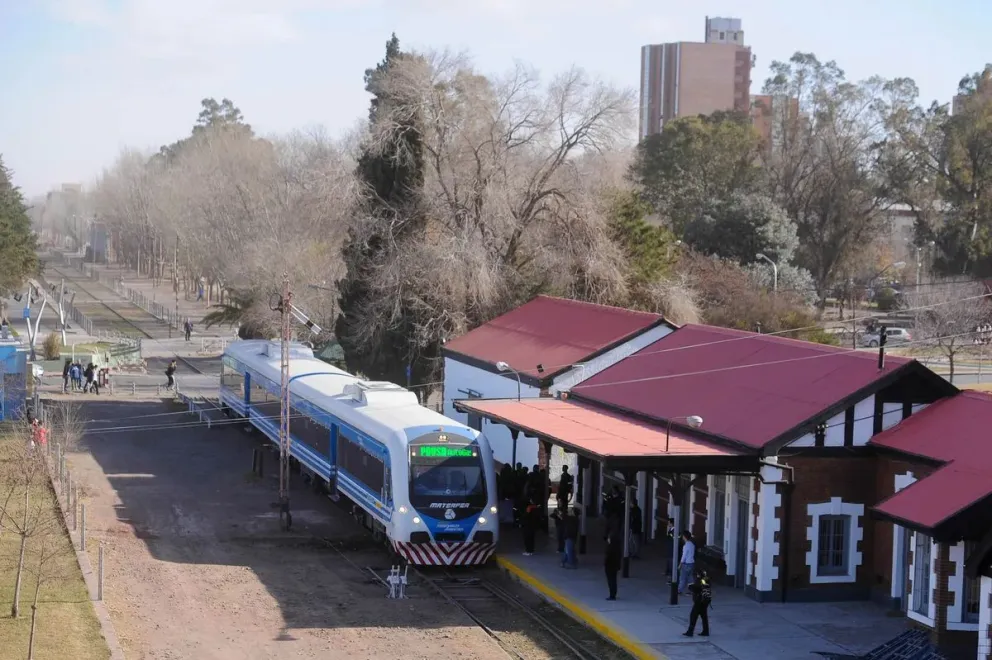 Se espera que la puesta en marcha del servicio de pasajeros en el transporte ferroviario logre descomprimir las rutas de la zona de la Confluencia. (Foto: gentileza)