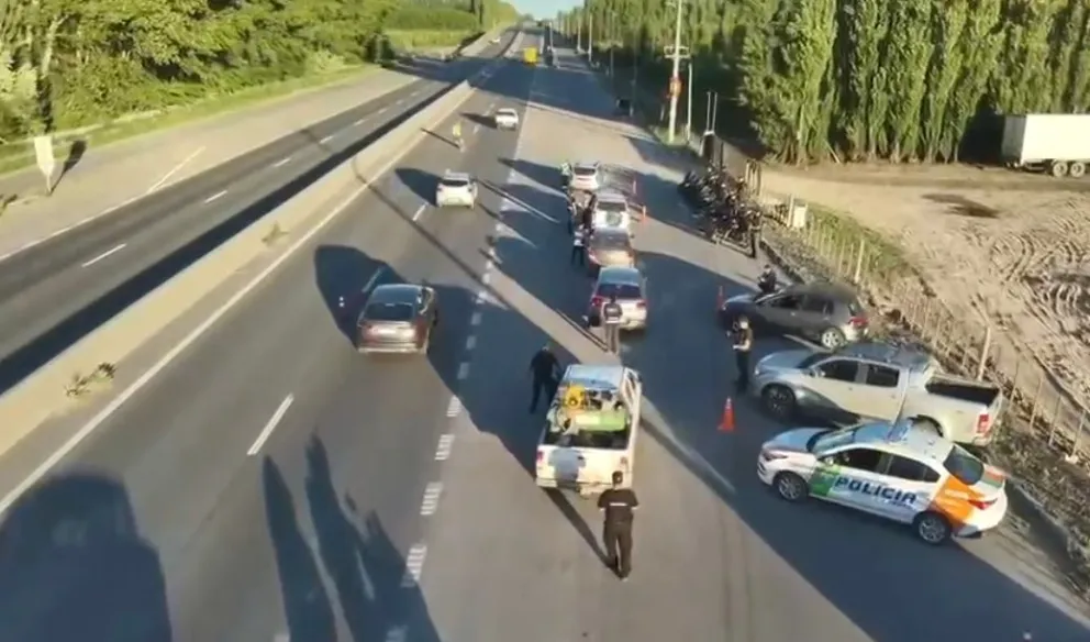 La Policía de Río Negro realizó controles vehiculares e identificación de personas en rutas y accesos de distintas localidades de la provincia. Foto: Policía de Río Negro.