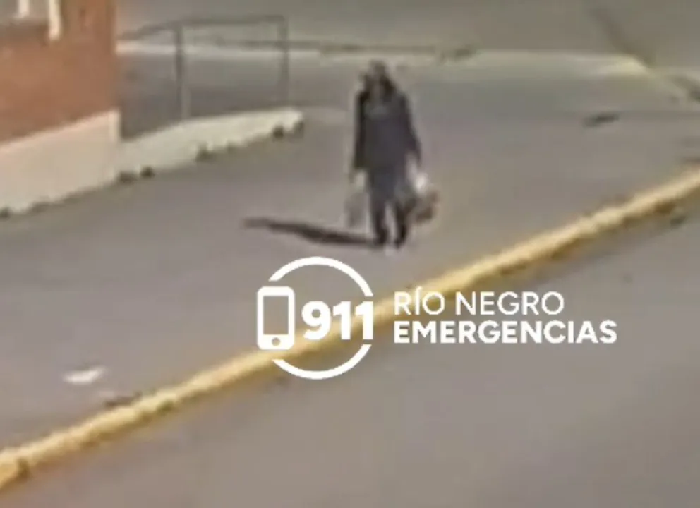 Las cámaras del 911 permitieron seguir el recorrido del hombre y orientar a la Policía hasta su detención en Roca. Foto: captura de video del 911 RN Emergencias.