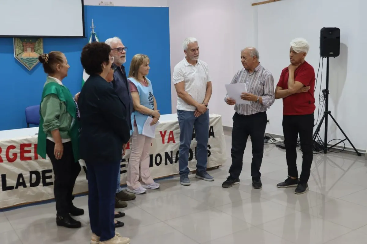 El documento fue entregado a concejales de Roca. Foto: Tania Domenicucci