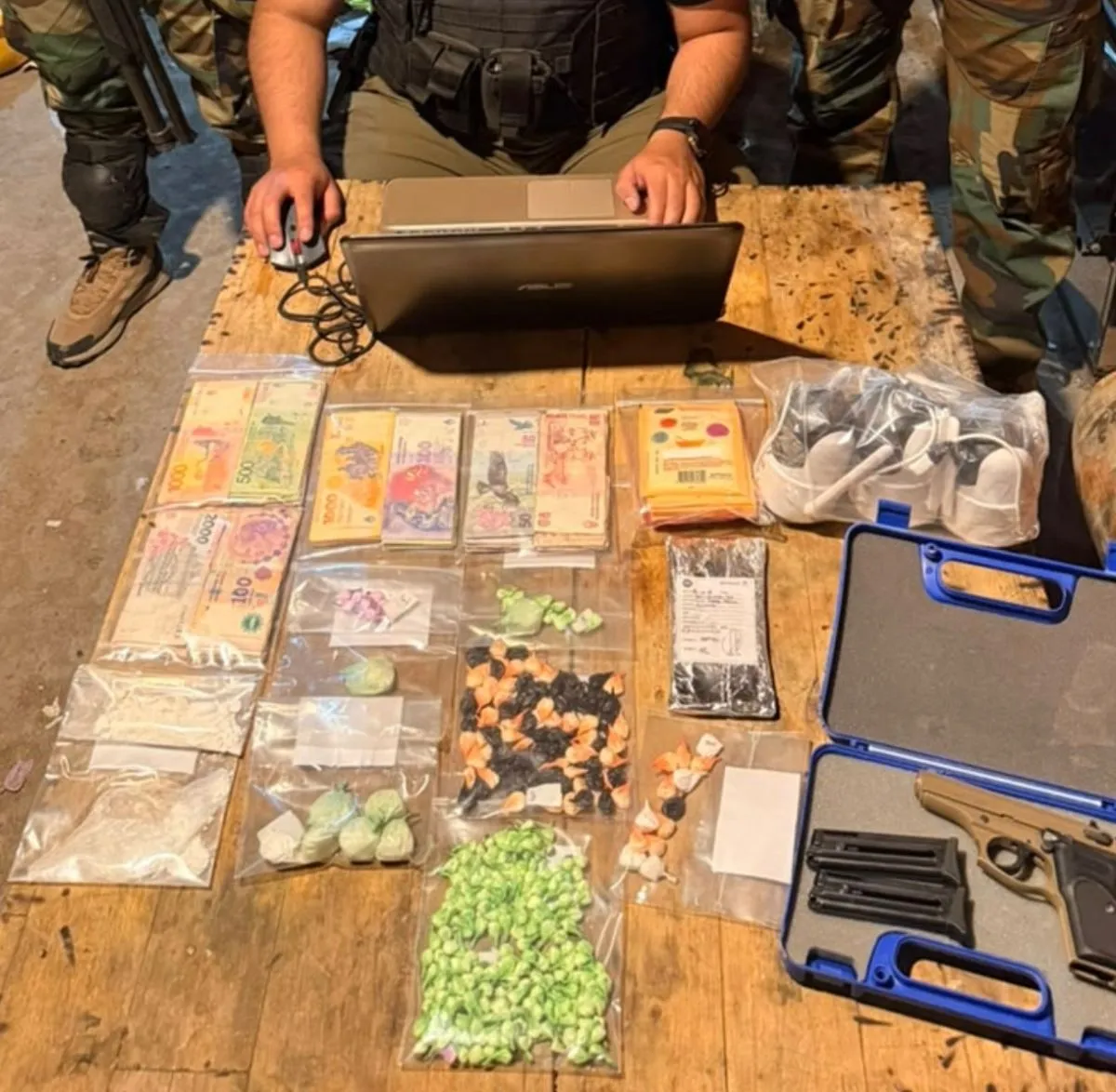 Dinero en efectivo, un arma de fuego, municiones y otros elementos secuestrados durante el operativo. Foto: Polic&iacute;a de R&iacute;o Negro.
