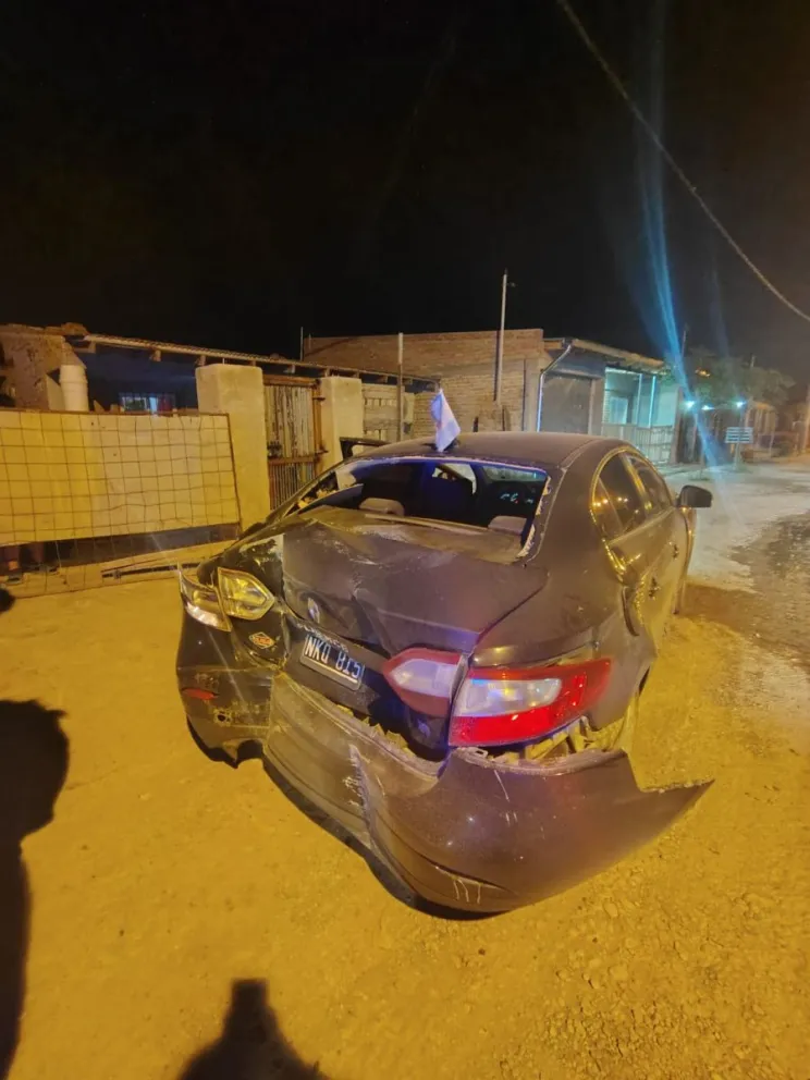 El auto que chocó contra un nicho de gas en Allen fue localizado minutos después con daños en la parte trasera y la luneta rota. Foto: Policía de Río Negro.