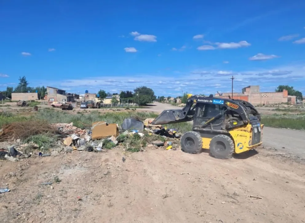 Una cuadrilla de trabajadores municipales trabajaron en varios sectores de la zona norte. Foto: Municipio de Roca 