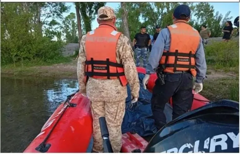 Hubo un trabajo conjunto para poder sacar el cuerpo del desafortunado hombre de las aguas del Limay. Foto: gentileza.