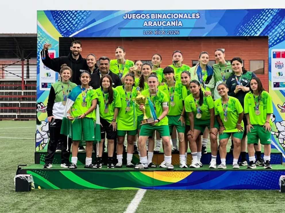 El seleccionado de fùtbol femino recibiendo la medalla de oro.